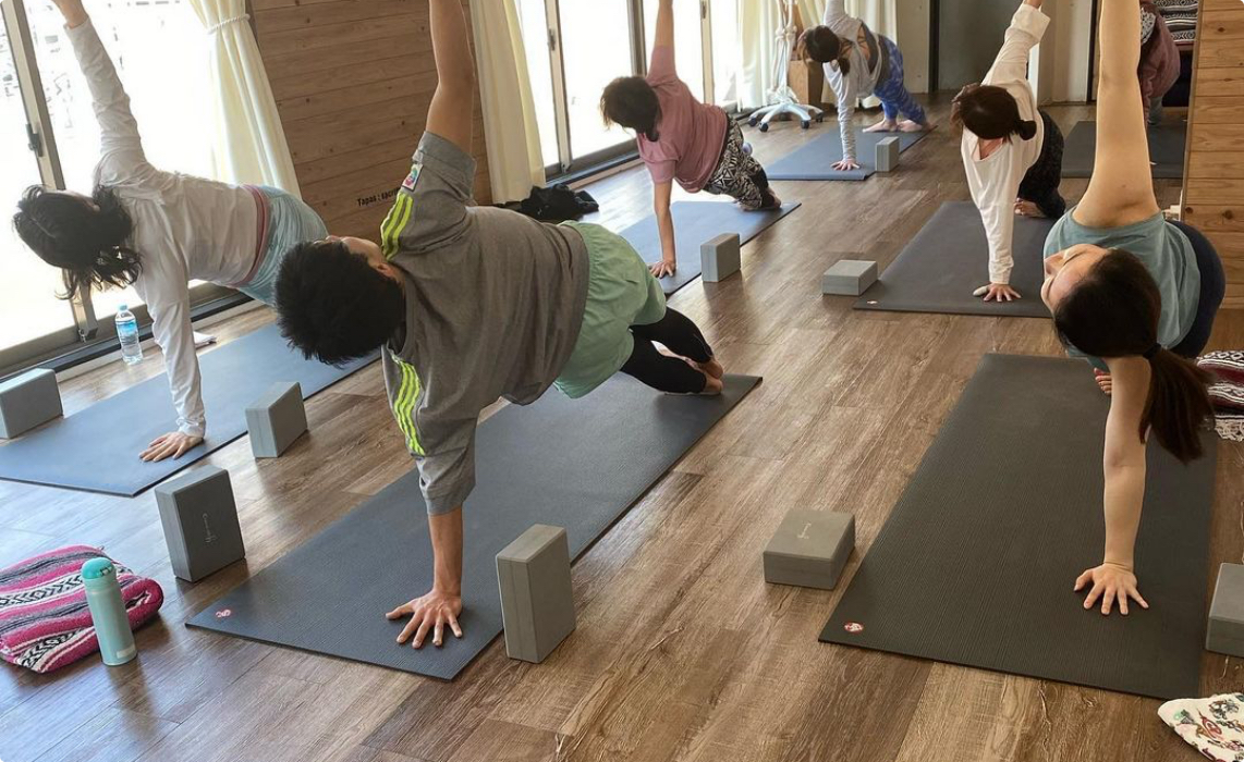 SORAYOGAは兵庫県唯一のJivamukti Yogaを受けられるスタジオです。